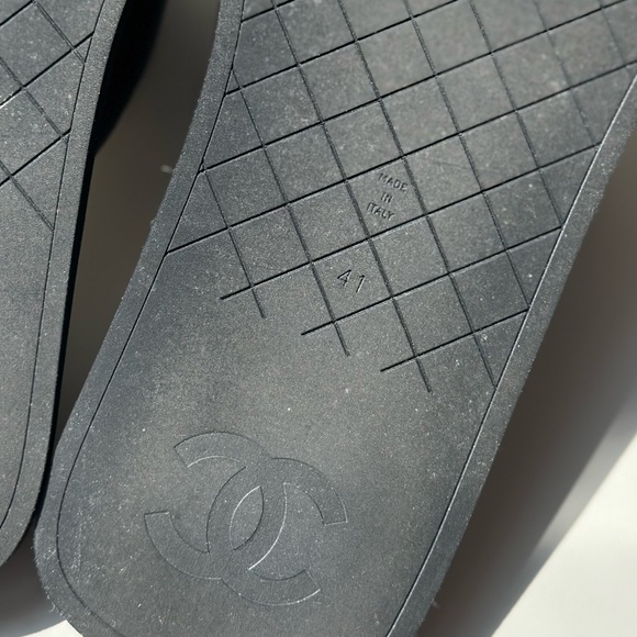 Chanel 22p Lambskin Padded Pool Thong Slides Black/White - Picture 6 of 9
